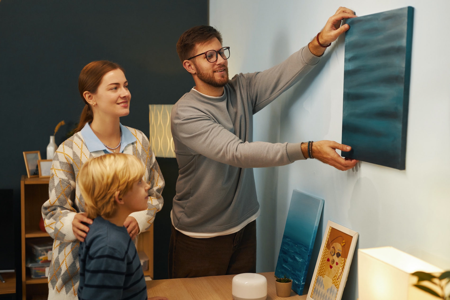 Family buying Art
